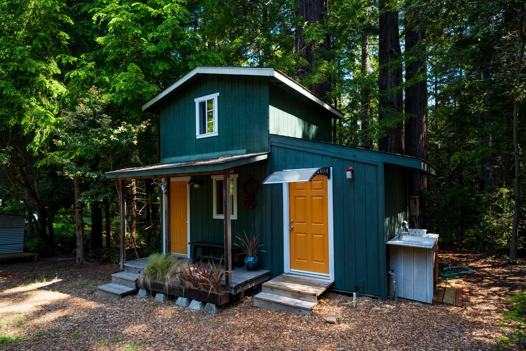 红杉林中的小木屋