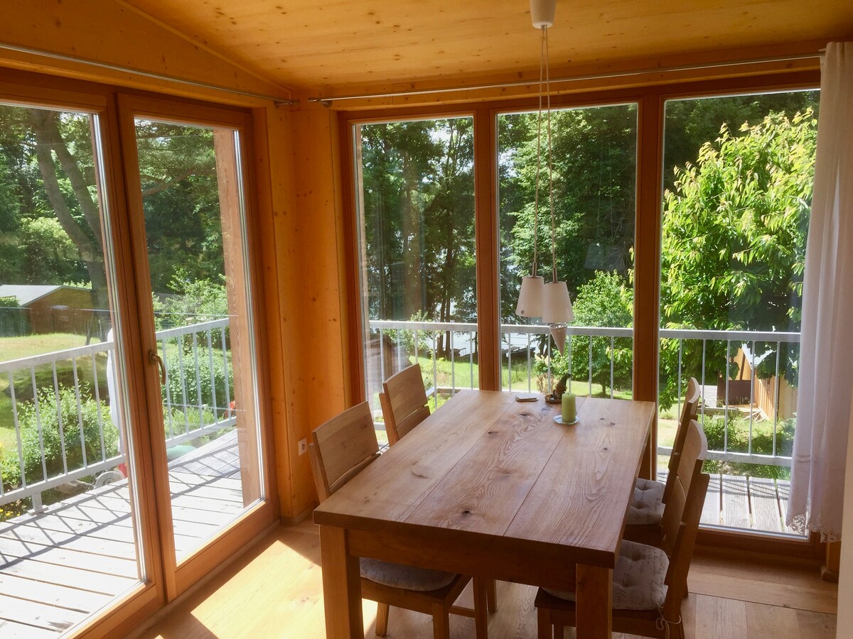 Holzbungalow am See und Wald