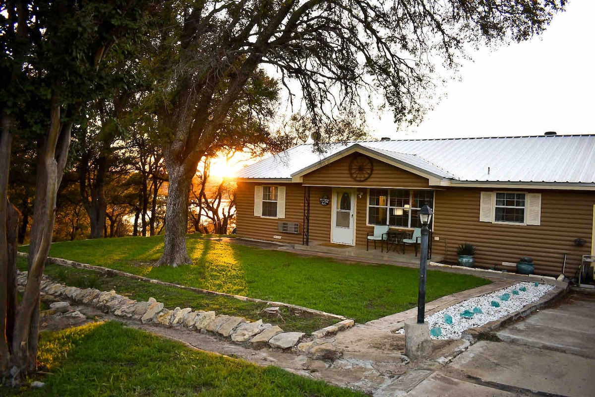 LAKEFRONT SUNSET CABIN- Water Access & Activities!