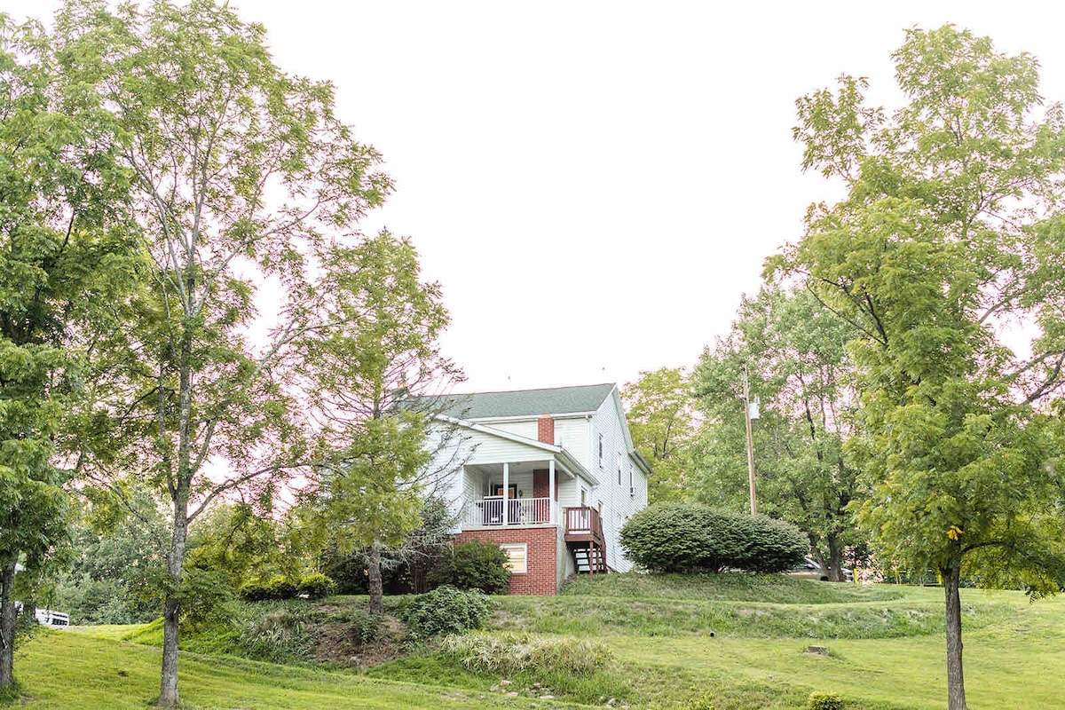 The Farmhouse at Pleasant Ridge | HOT TUB