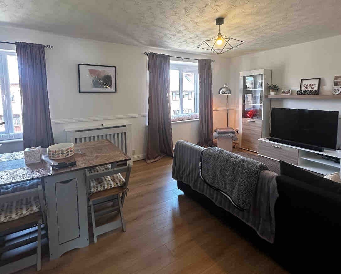 Modern 1Bed Flat with own access & car park space