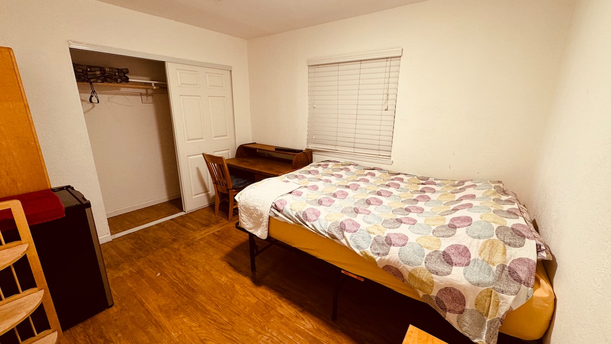 Queen Bed Private Room in Fremont with Parking