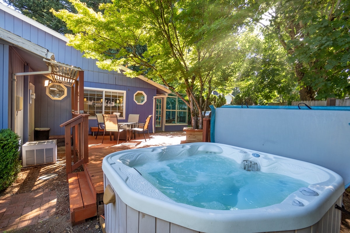 Hot tub, Sunroom, Aquarium, Spacious kitchen, Deck