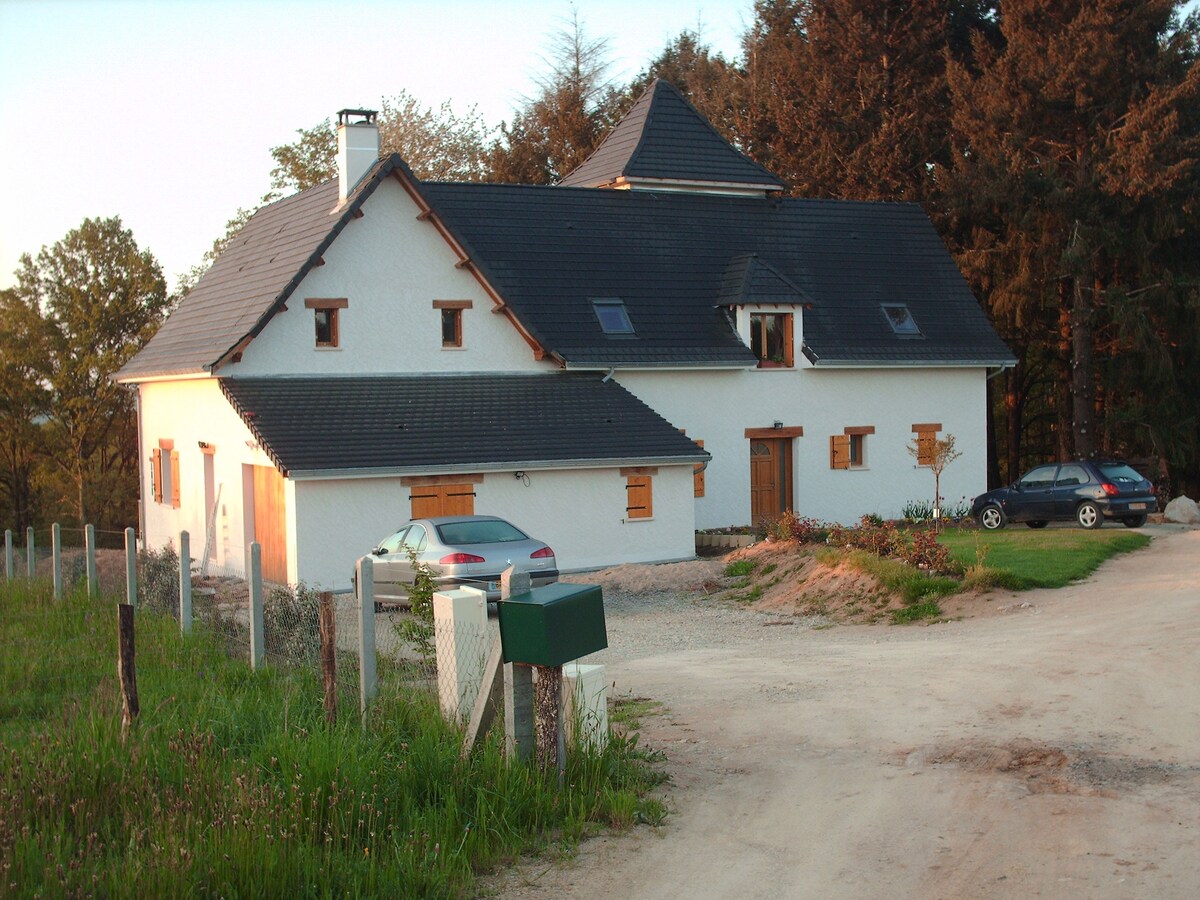 Lissac-sur-Couze : grande maison à la campagne