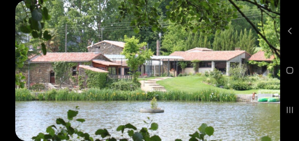 Gîte La Longère ： 14人，带池塘和独木舟