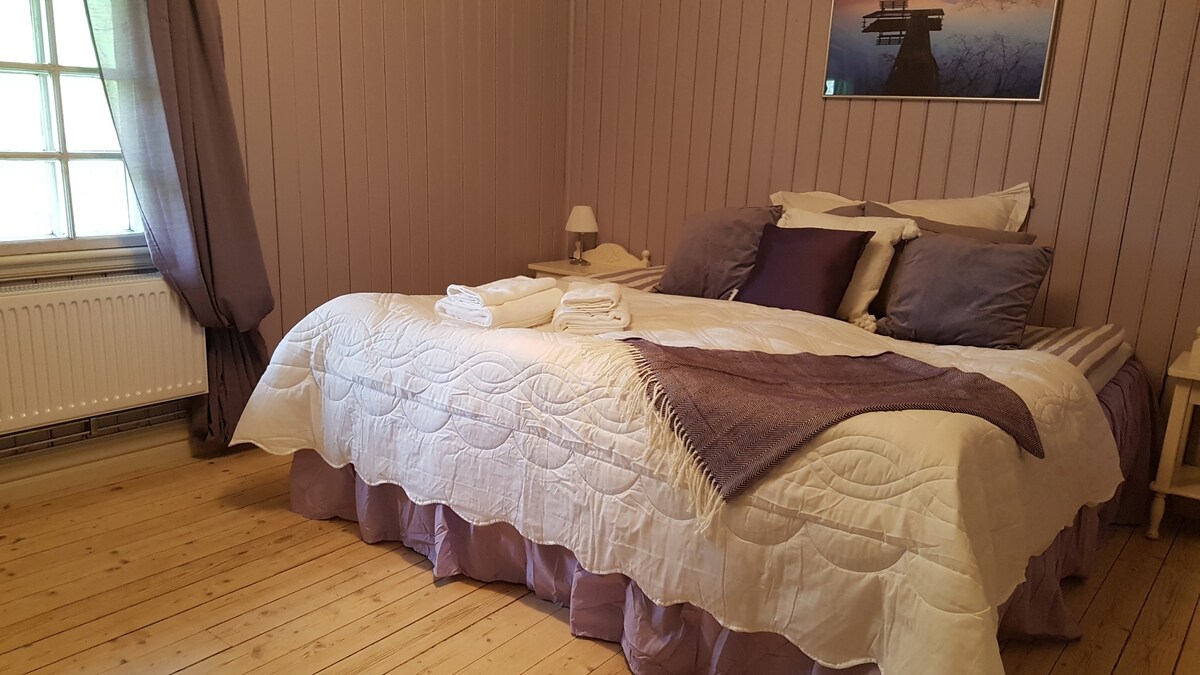 Romantic Purple room at Scarlet BnB with 3 beds