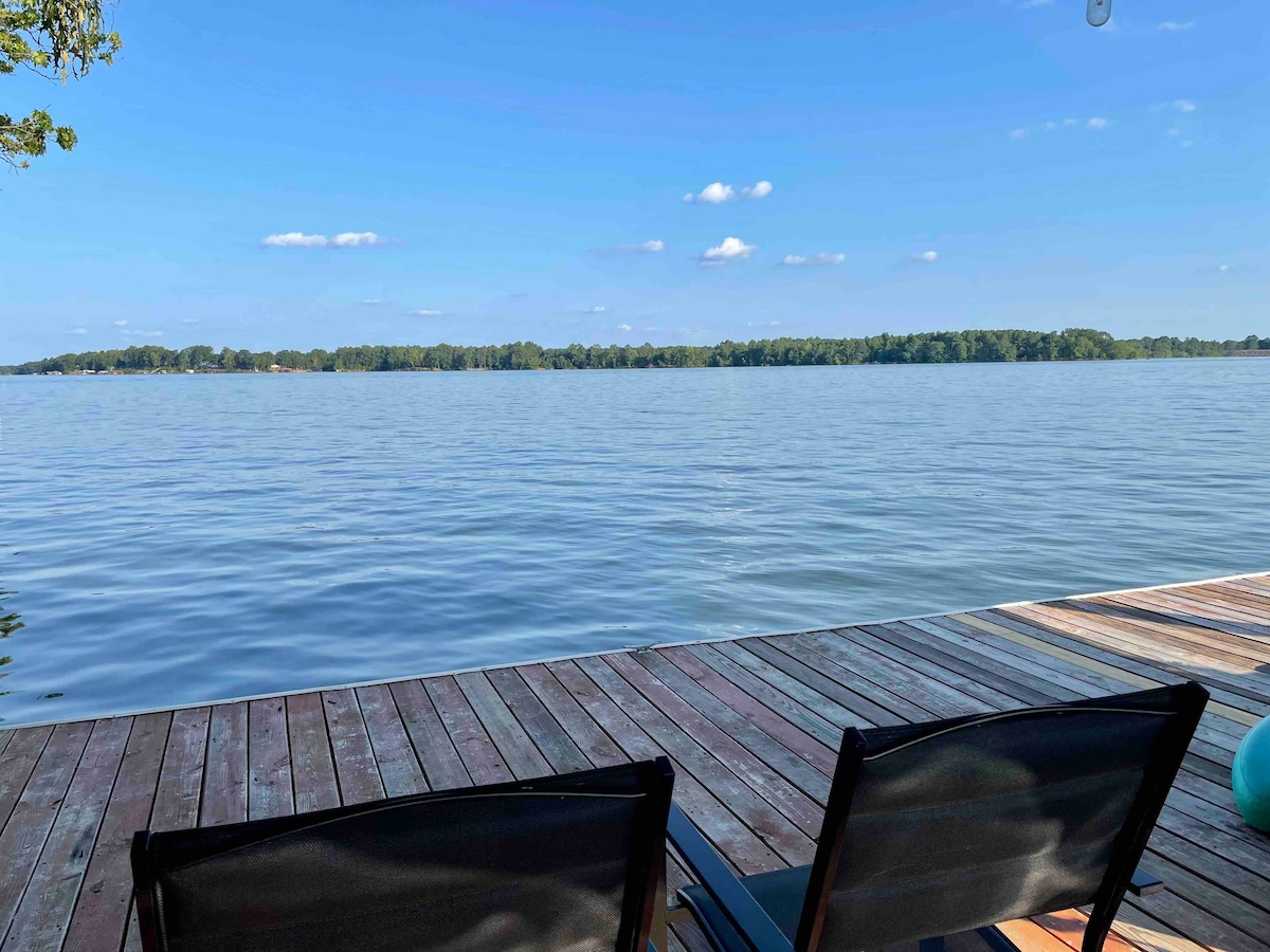 Lake Front Cottage, Private Boat Ramp & Large Dock