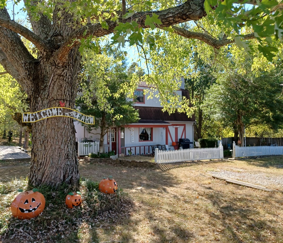 Adorable Country Cottage 3Private suite bedrooms.