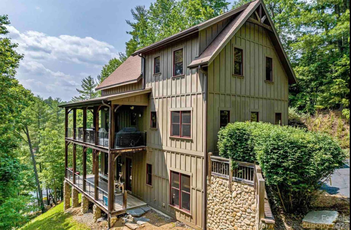 4BR 3.5 BA Lakefront Mountain Getaway