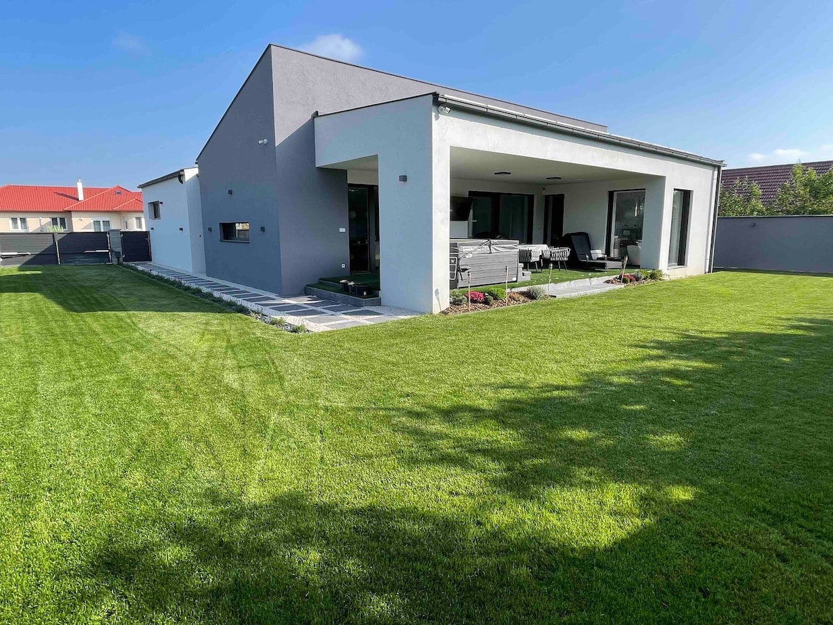 Luxury Home with Jakuzzi near Neusiedler See