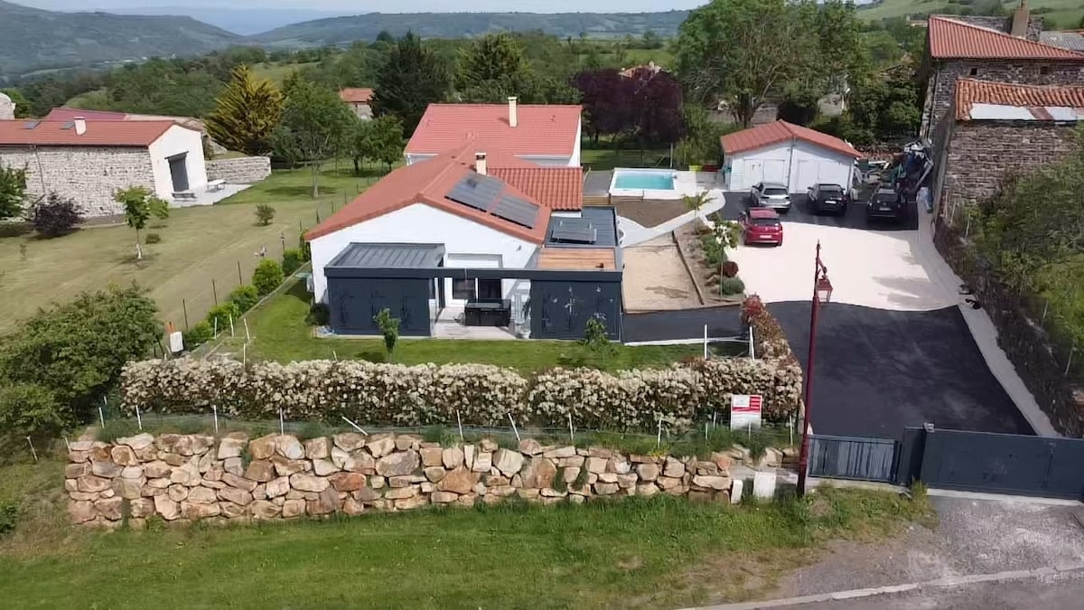 Chambre avec vue en campagne et accès piscine