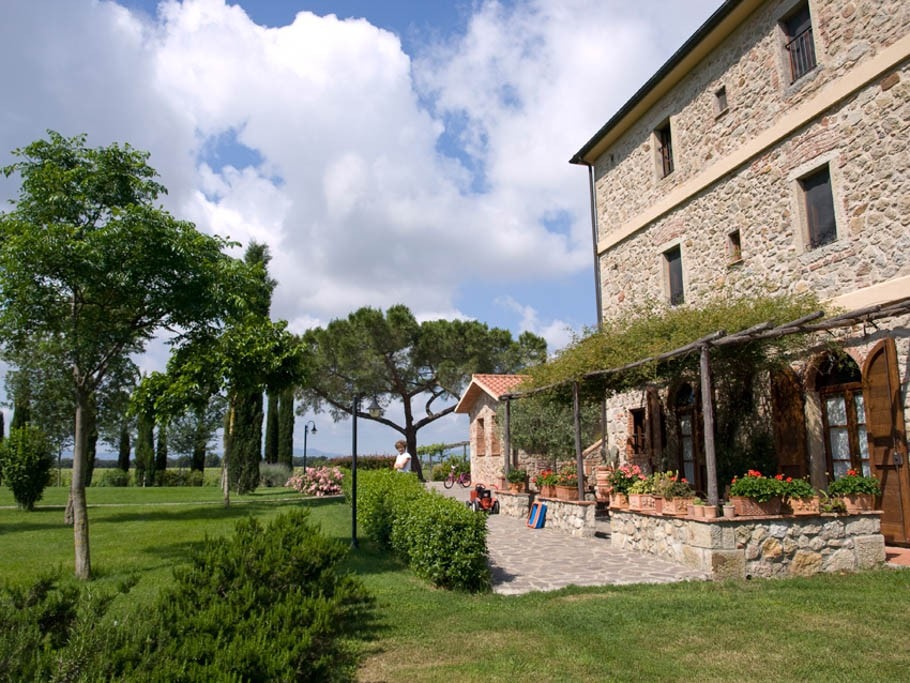 Large apartment in tuscan wine estate