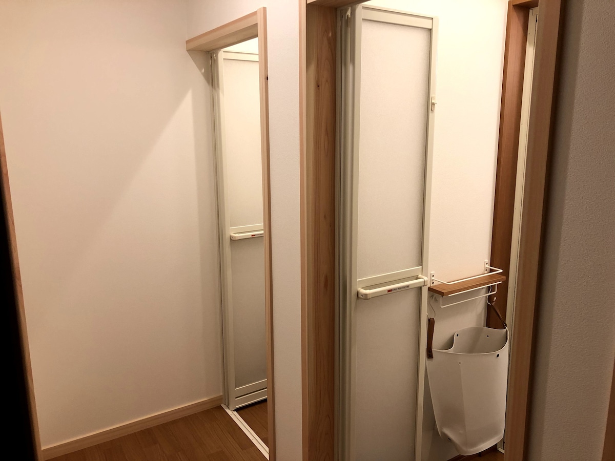 Private twin room (shared shower/bath room)