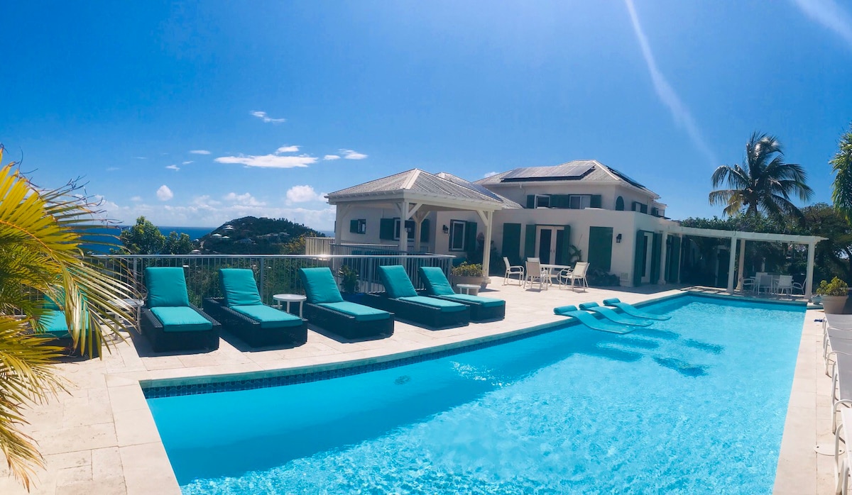 5 bedroom villa with stunning ocean views & pool.