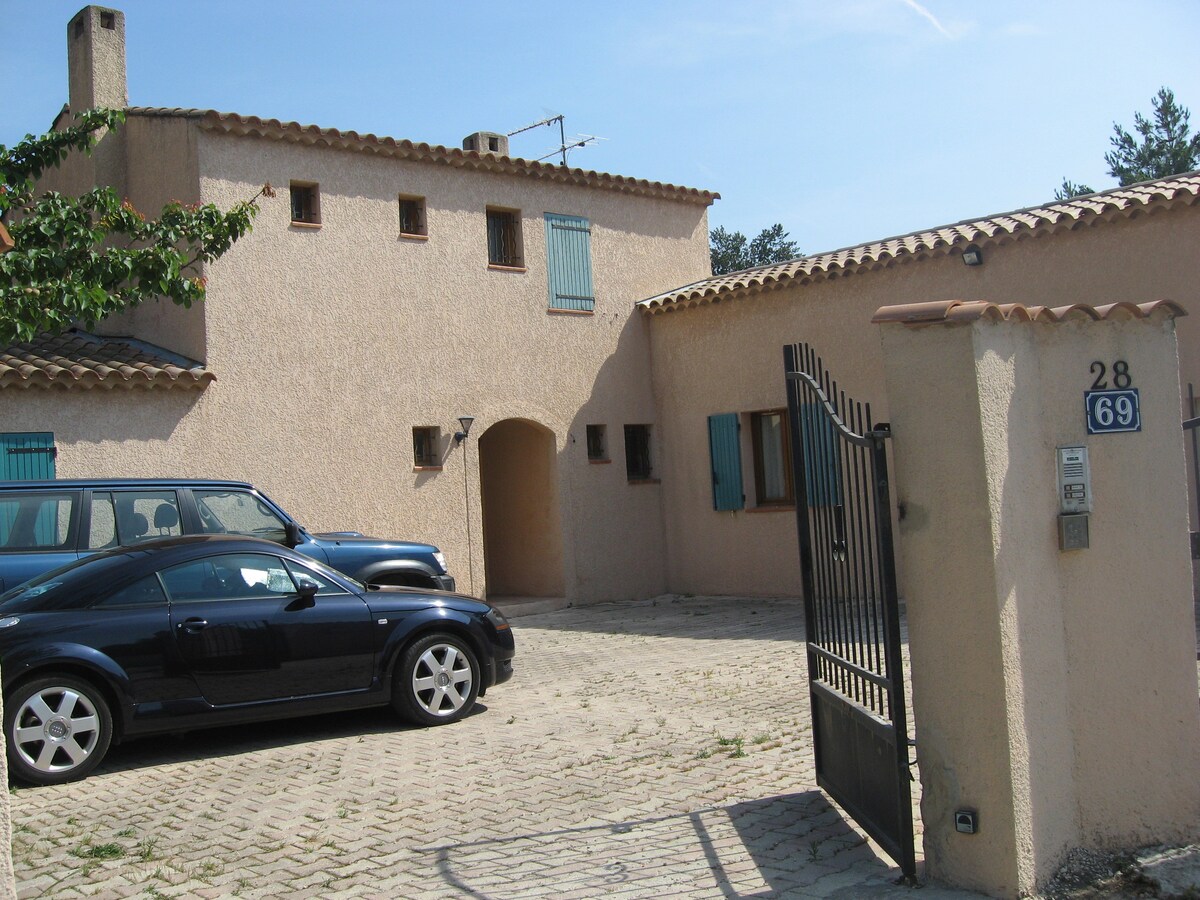 120平方米、3间卧室停车场和游泳池，位于拉乔塔（ La Ciotat ）