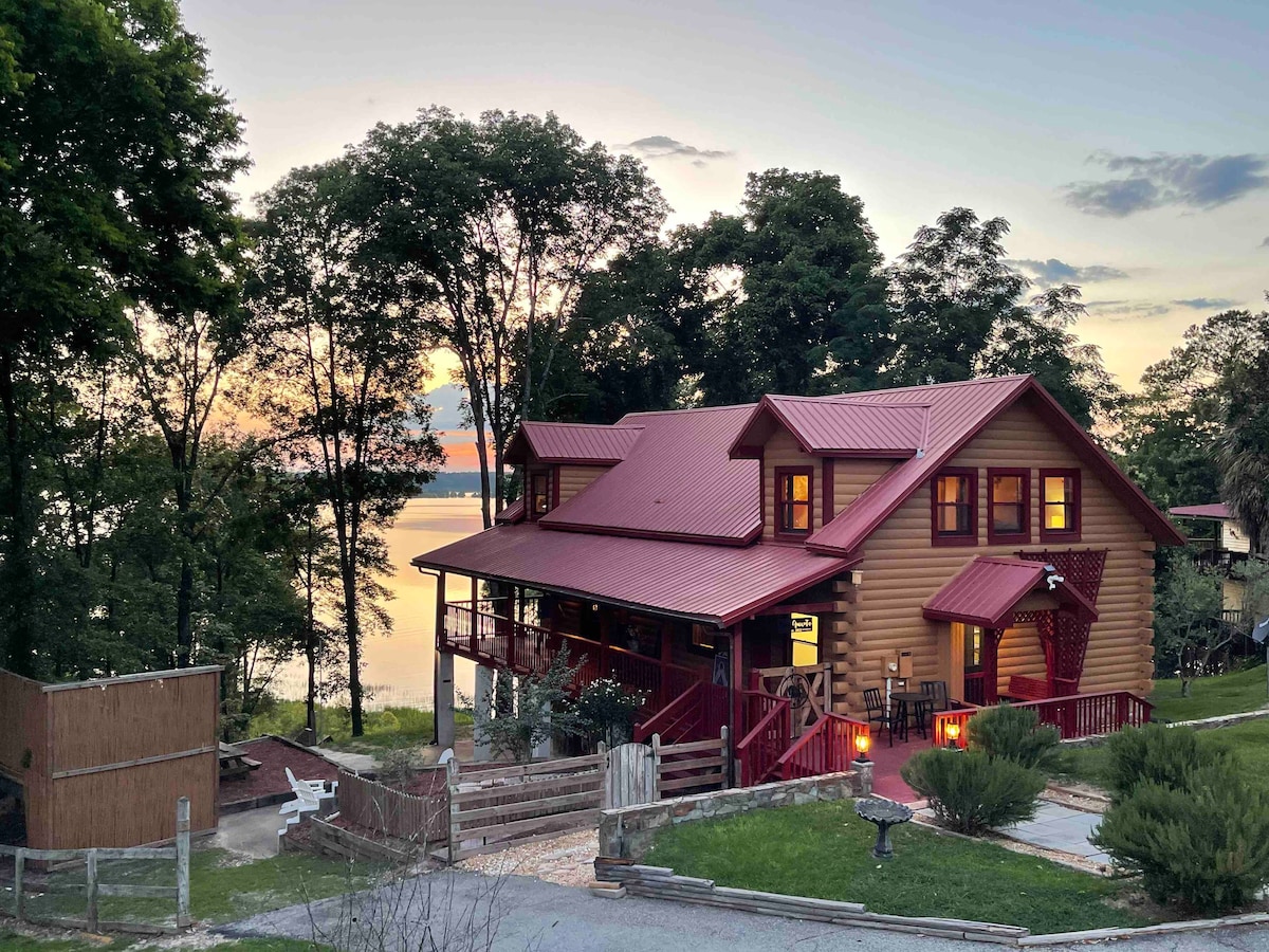 Don Quixote Lakefront log cabin