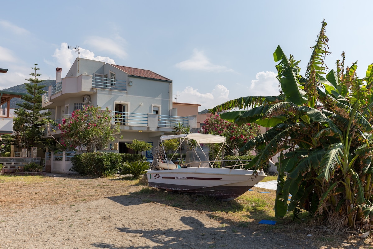 令人惊叹的海滨别墅，可欣赏Aeolian群岛景观