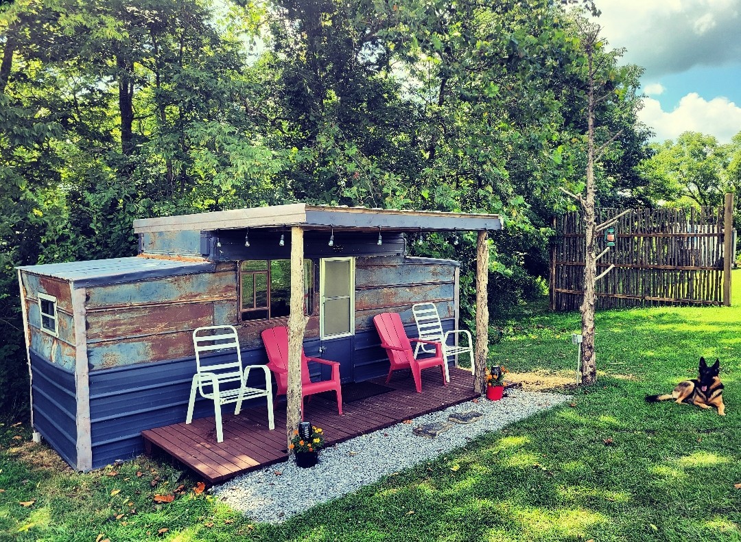 Vintage Camper Cabin on Beautiful Farm Near Ark