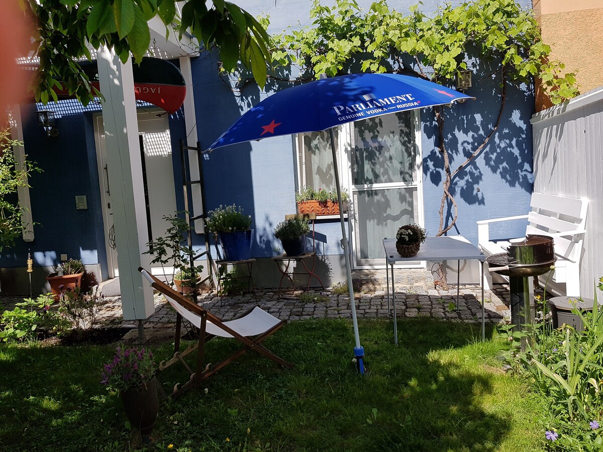 蓝色房屋的姻亲公寓；带烤架的花园