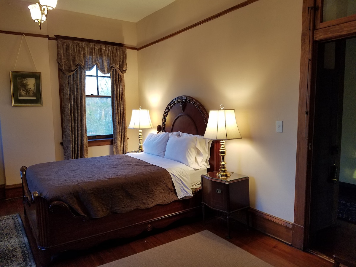 The Maple Terrace Inn, Mahogany Room