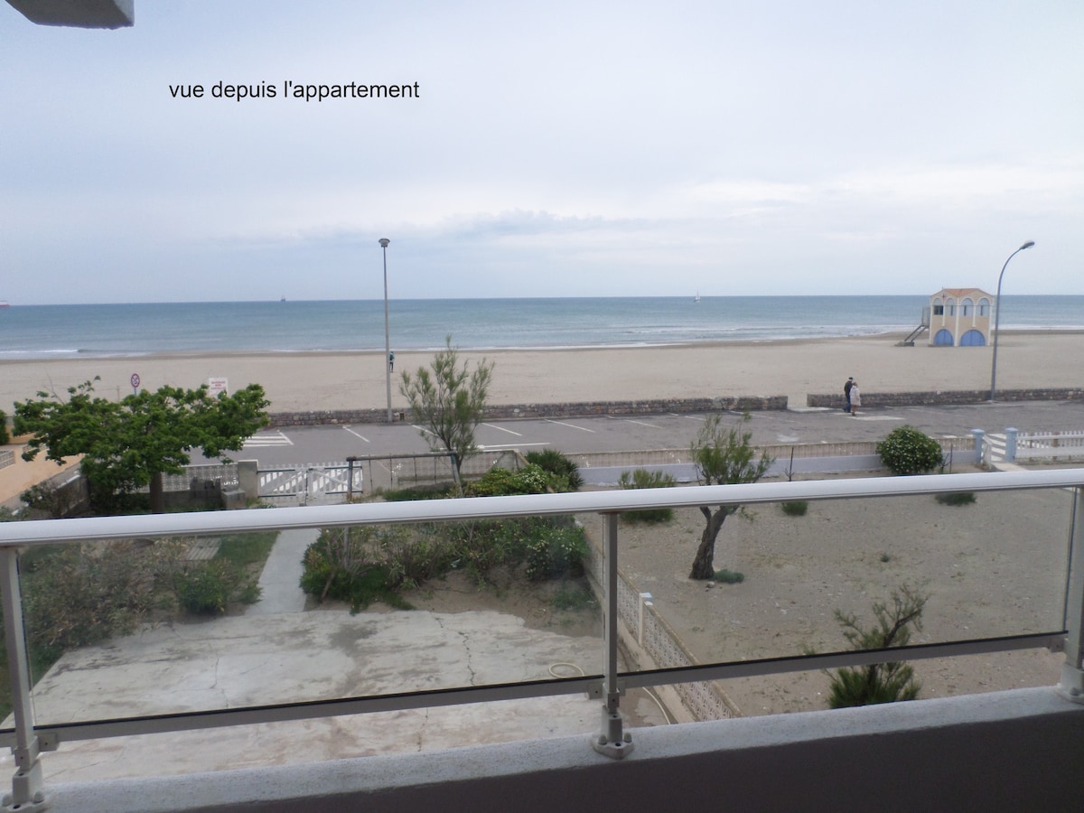 Grand appartement T3 frond de mer vue sur la plage