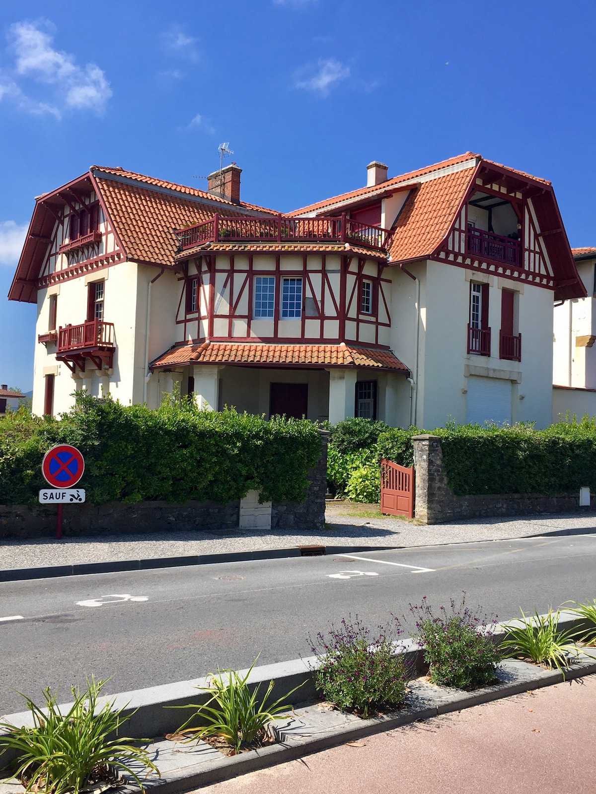 在令人愉快的Hendaye Beach T4前面