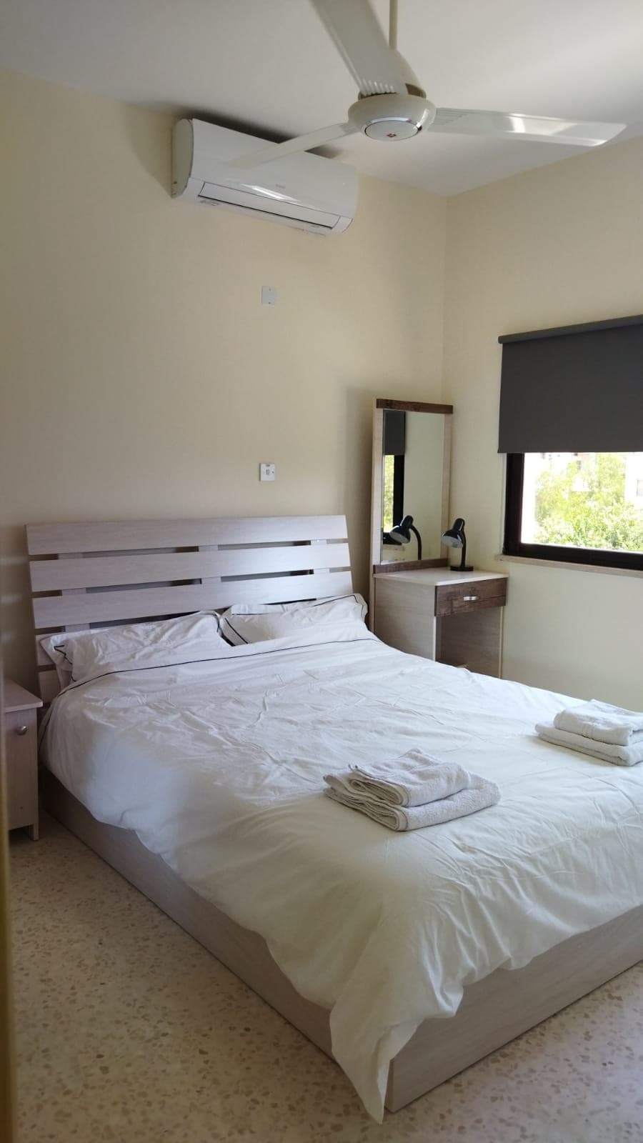 位于亚喀巴的漂亮双卧室公寓，地理位置优越。