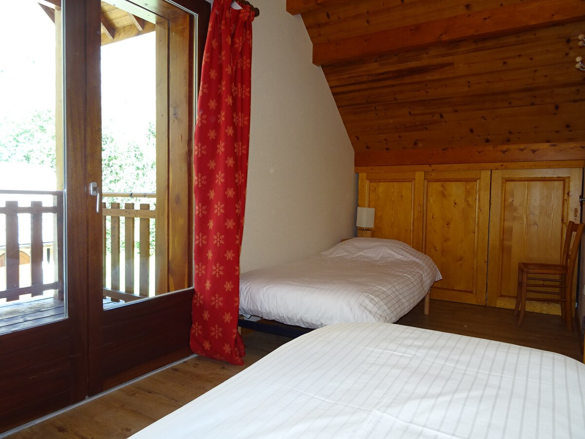 Appart 6/8 pers dans chalet, 3 chambres, Piscine