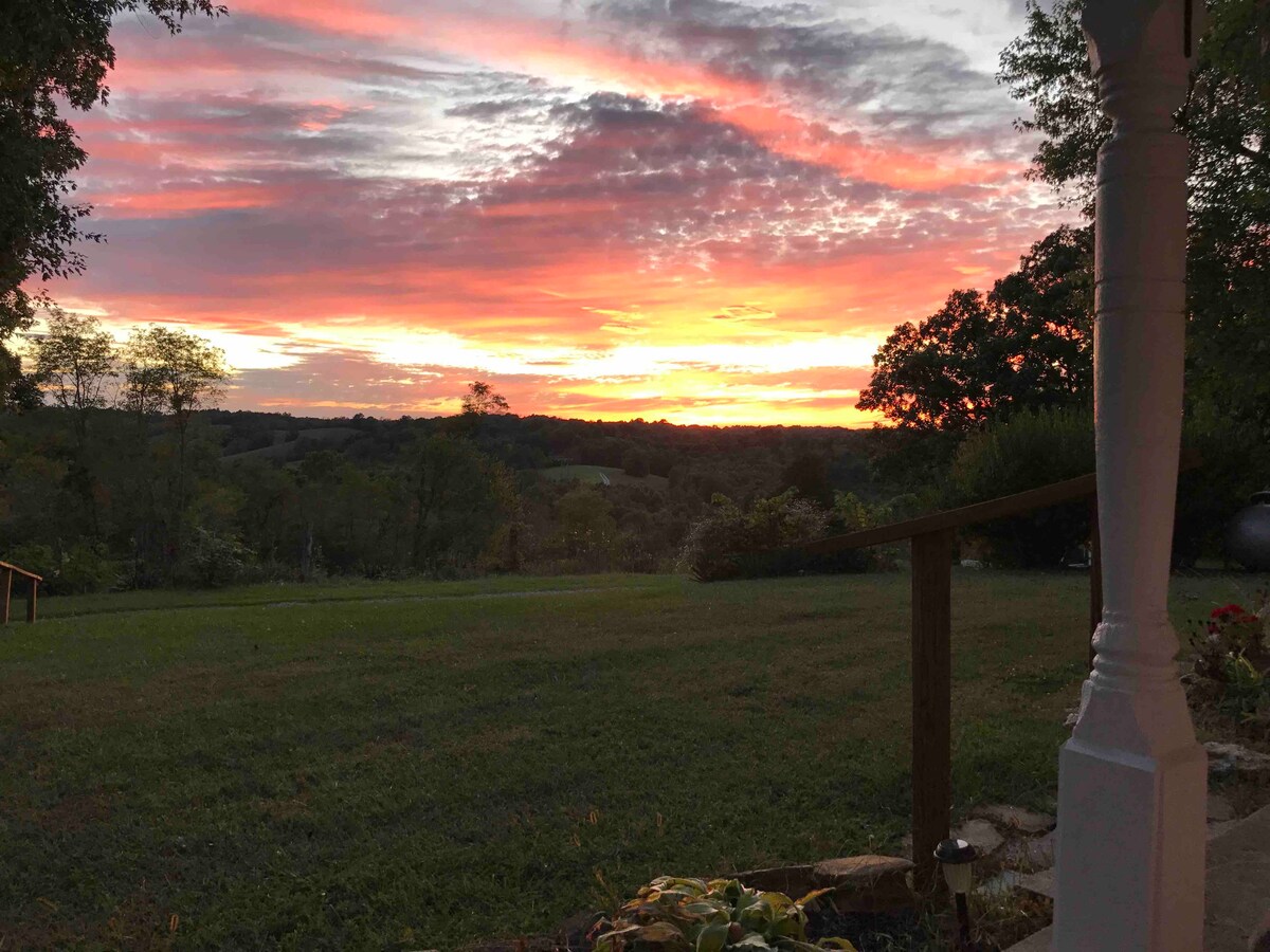 Sunset Farmhouse 5 mi to Blue Licks State Park