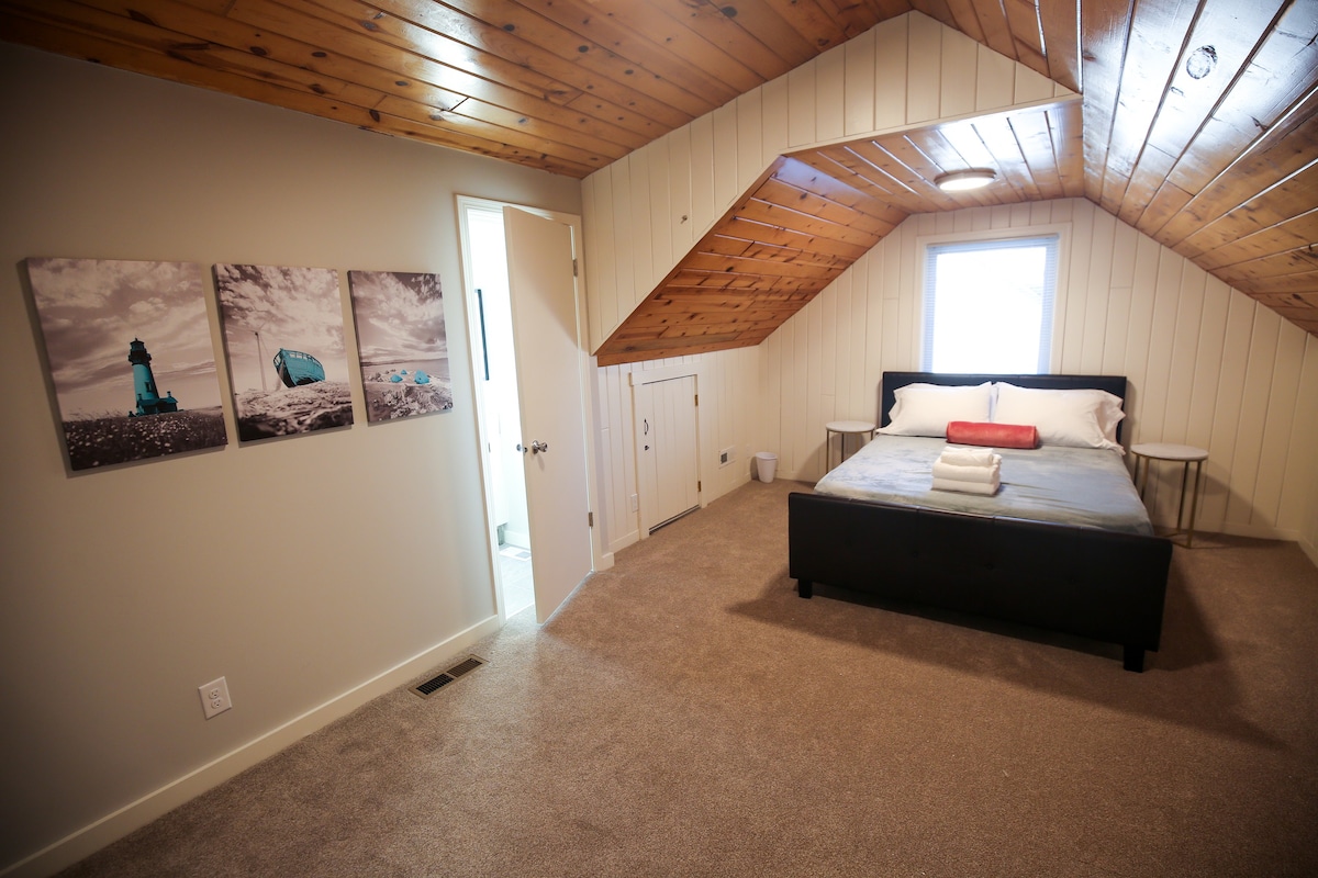 Lake Nokomis Retreat ~ Cozy & Clean ~ By Lux Life