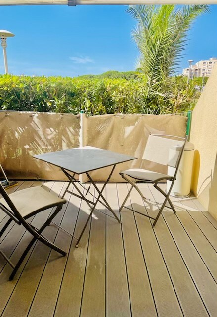 STUDIO CLIMATISE TERRASSE PROCHE PORT ET PLAGE