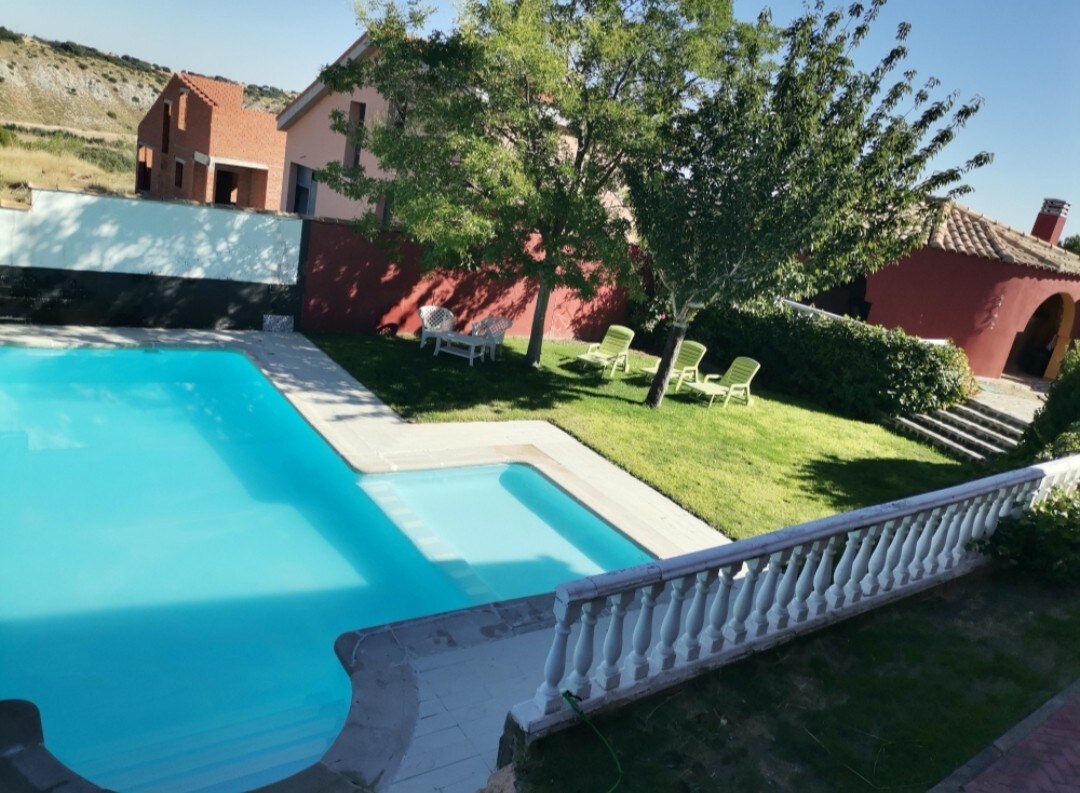 Chalet con piscina y barbacoa