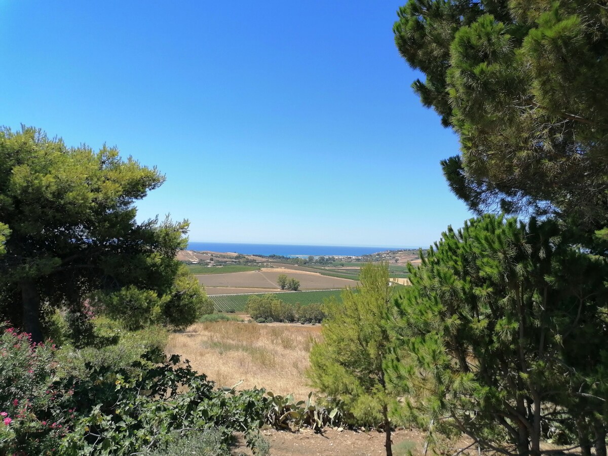 Casa immersa nel verde, a due chilometri dal mare.