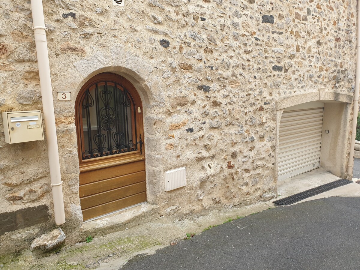 Maison en pierre du Languedoc avec garage et clim