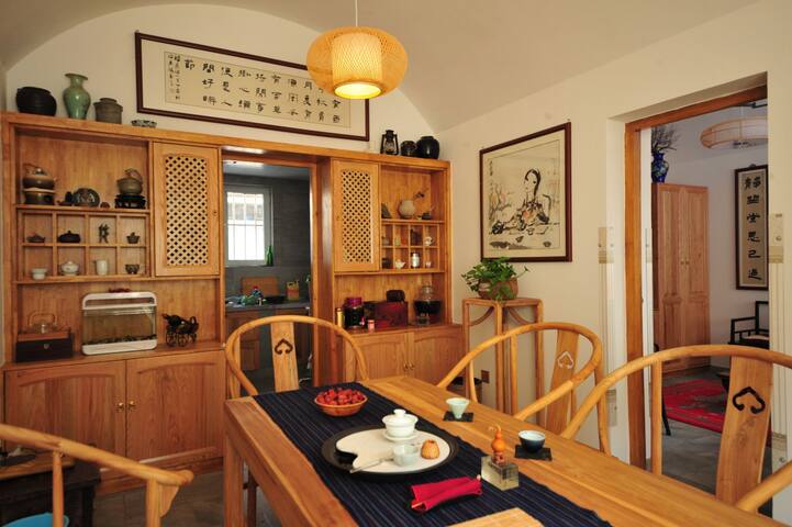 客厅是一张榆木桌子,可以喝茶,可以吃饭.夏天户外也有桌子可以野餐.