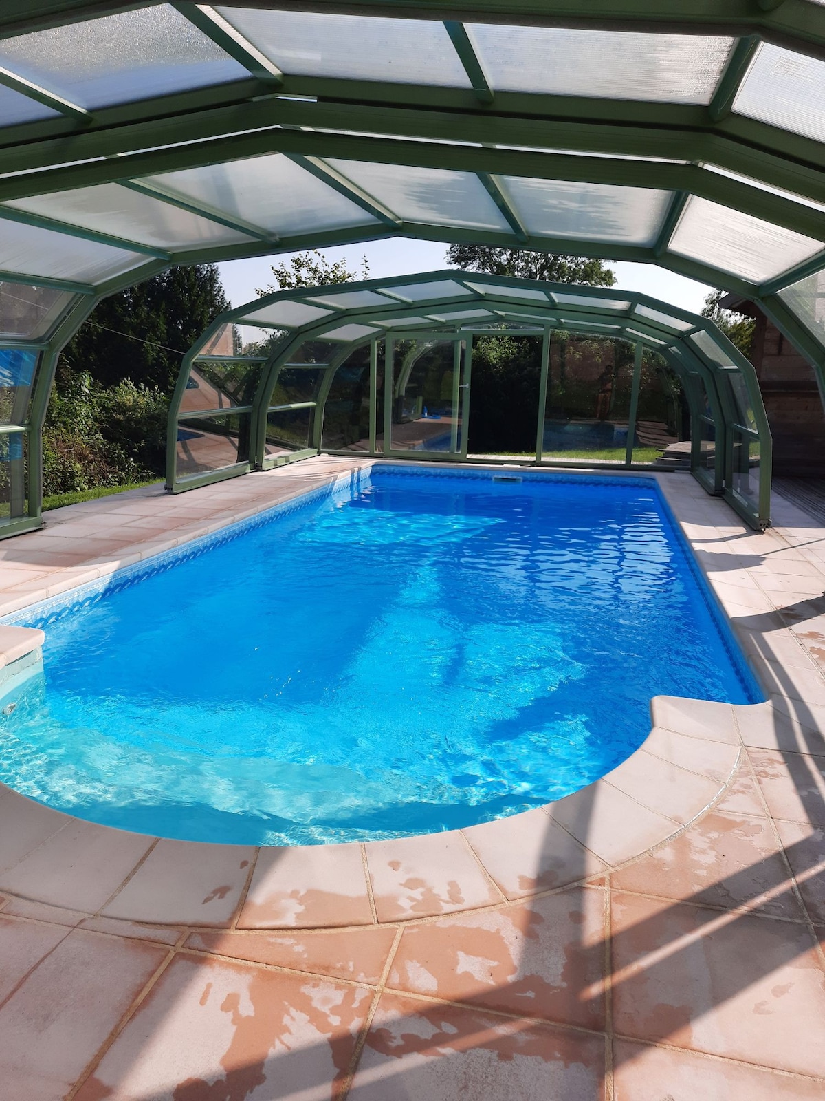 Charmante cabane en forme de tipi avec
piscine