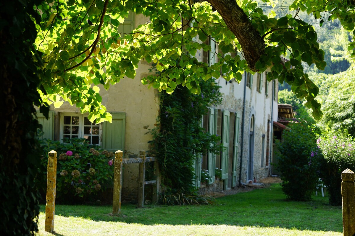 La Tour du Pin (38), ferme rénovée du 18e siècle.