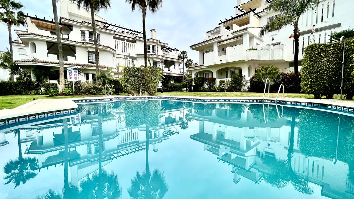 非常漂亮的房子，毗邻巴努斯港（ Puerto Banús ）和两个泳池。