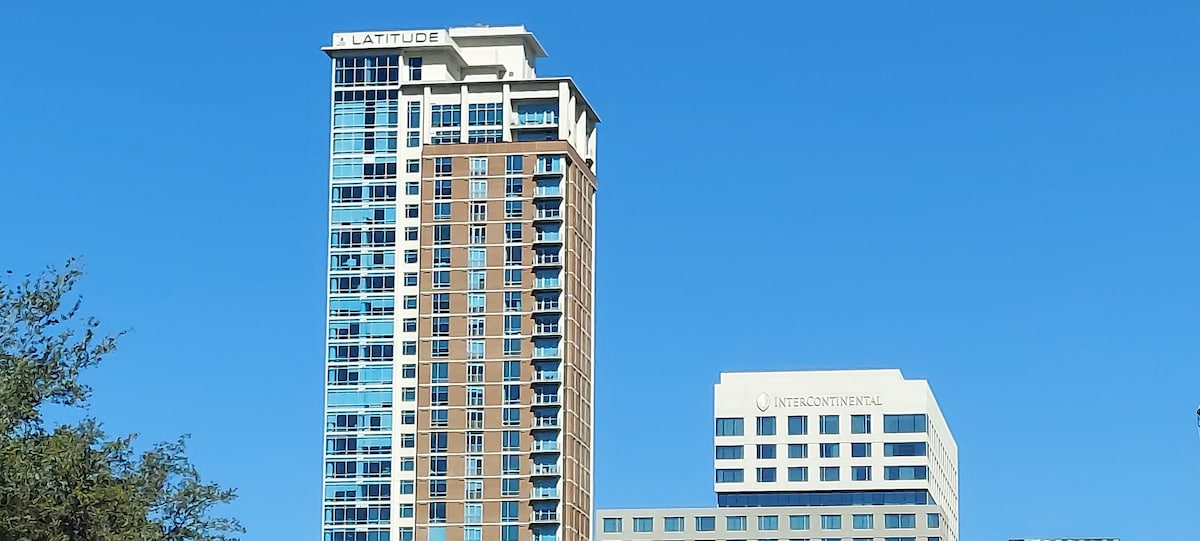 Hotel Style Skyscraper at Medical Center