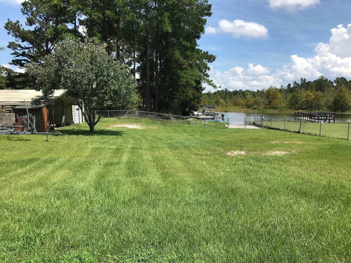 Lake House on the Water with Boat Ramp ！