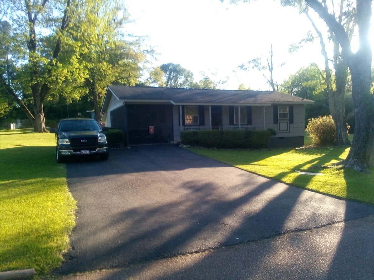 Cozey two bedroom house, 1 bath, screened n porch!