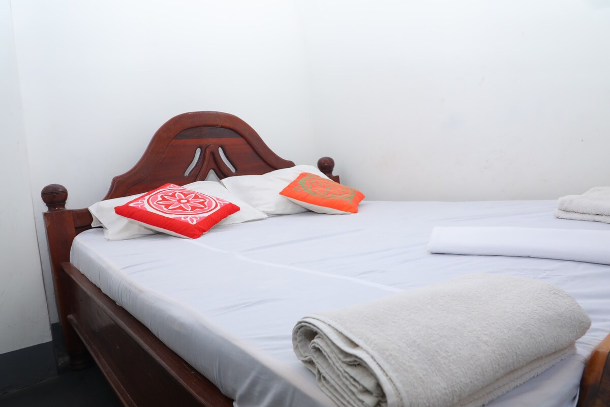 Central zLife Hostel - Affordable Private Rooms