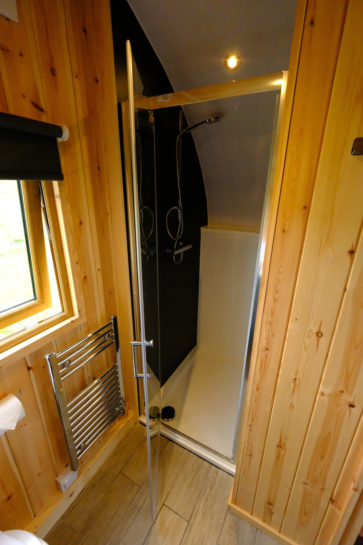 配备热水浴缸的柳树小屋