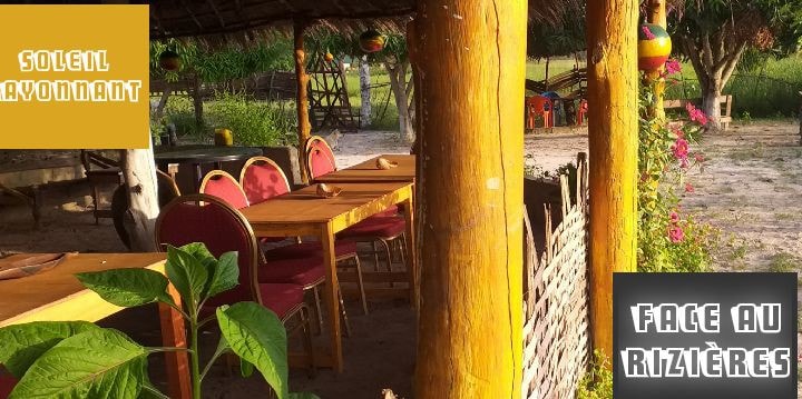 位于塞内加尔南部的迷人营地小屋，
私人非洲小木屋和餐厅，遮阳公园面向稻田 
和郁郁葱葱、正宗植被的美景