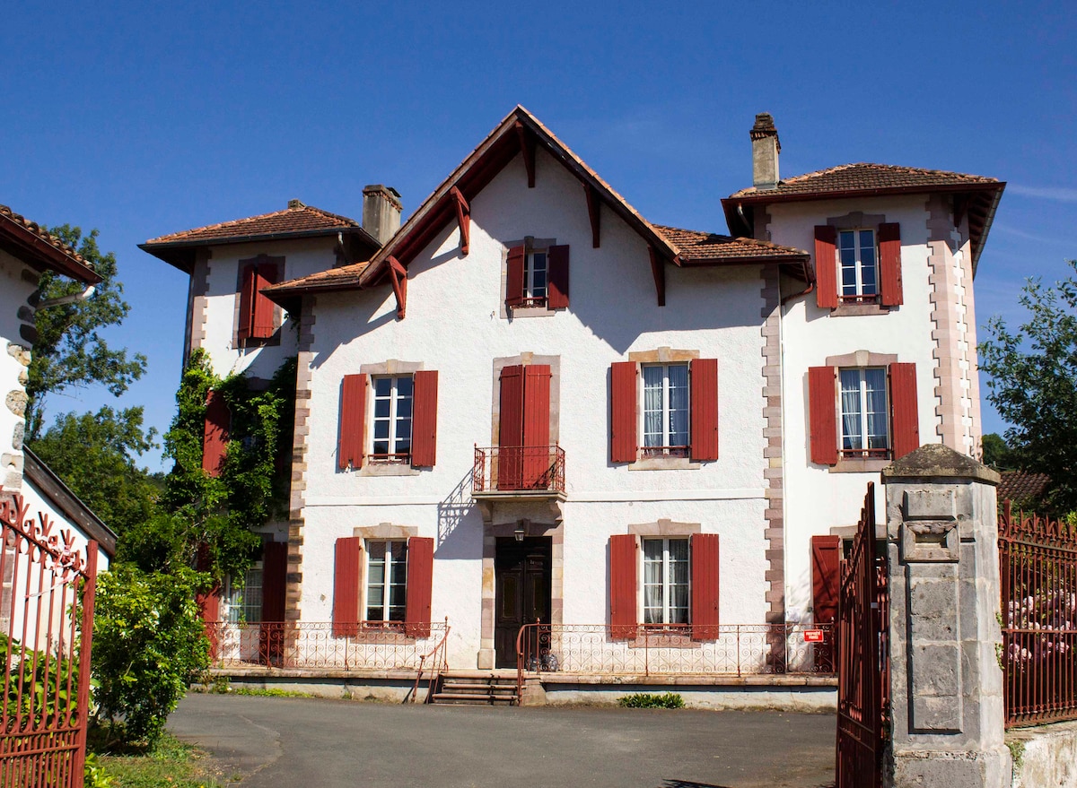 Maison de maître 500m2 , 18 places , piano, jardin