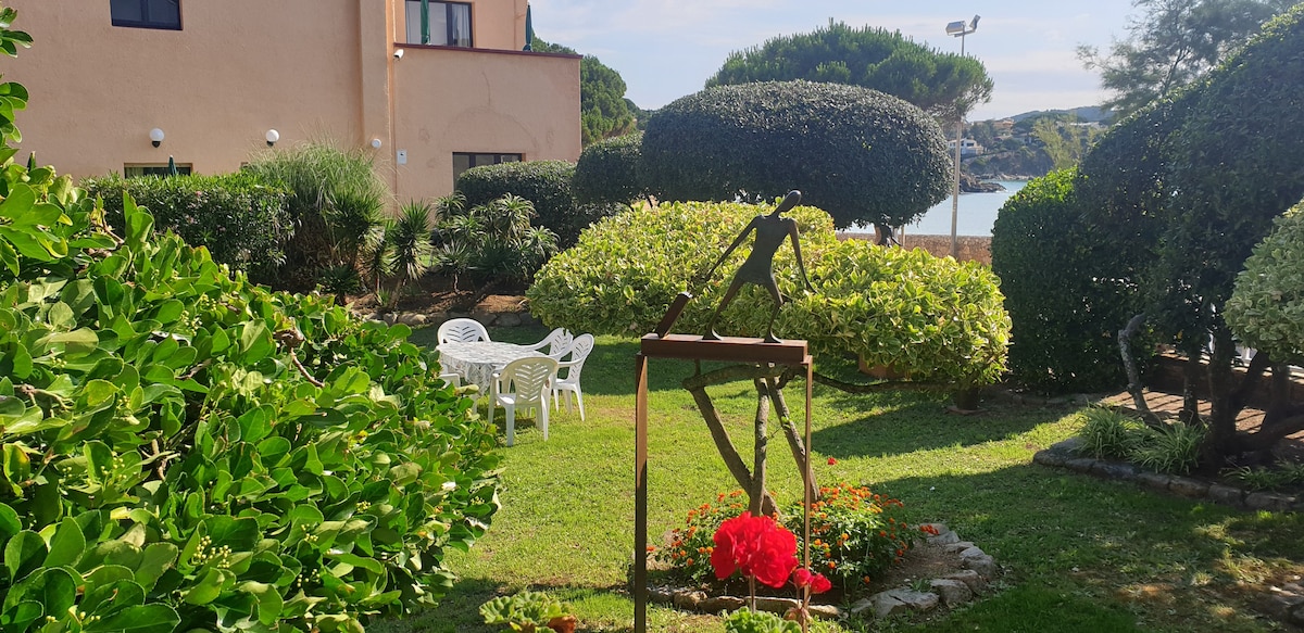 House with garden 30 meters from the beach. VC