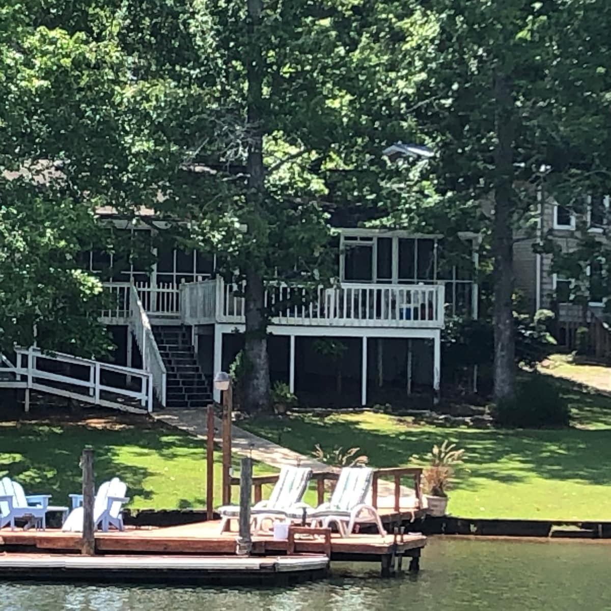 马丁湖（ Lake Martin ）上的休闲湖滨小屋