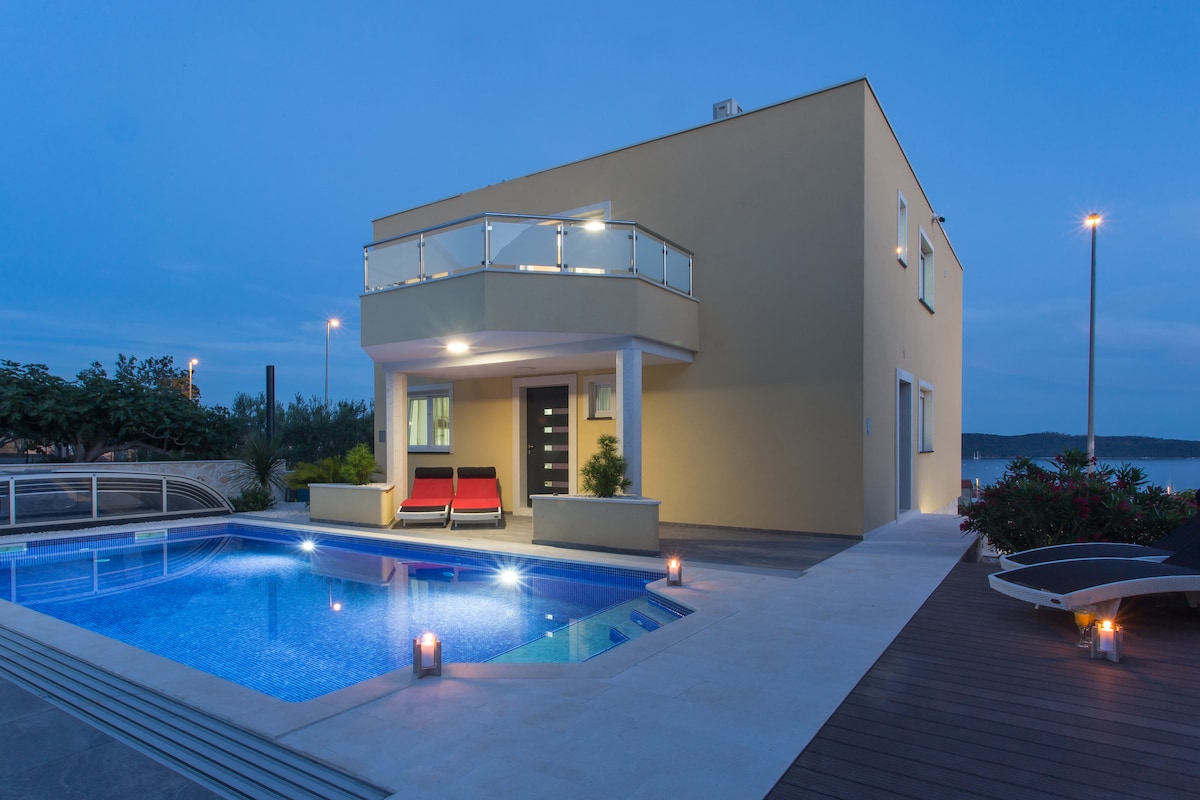 Villa Rocco-6+2-heated saltwater pool