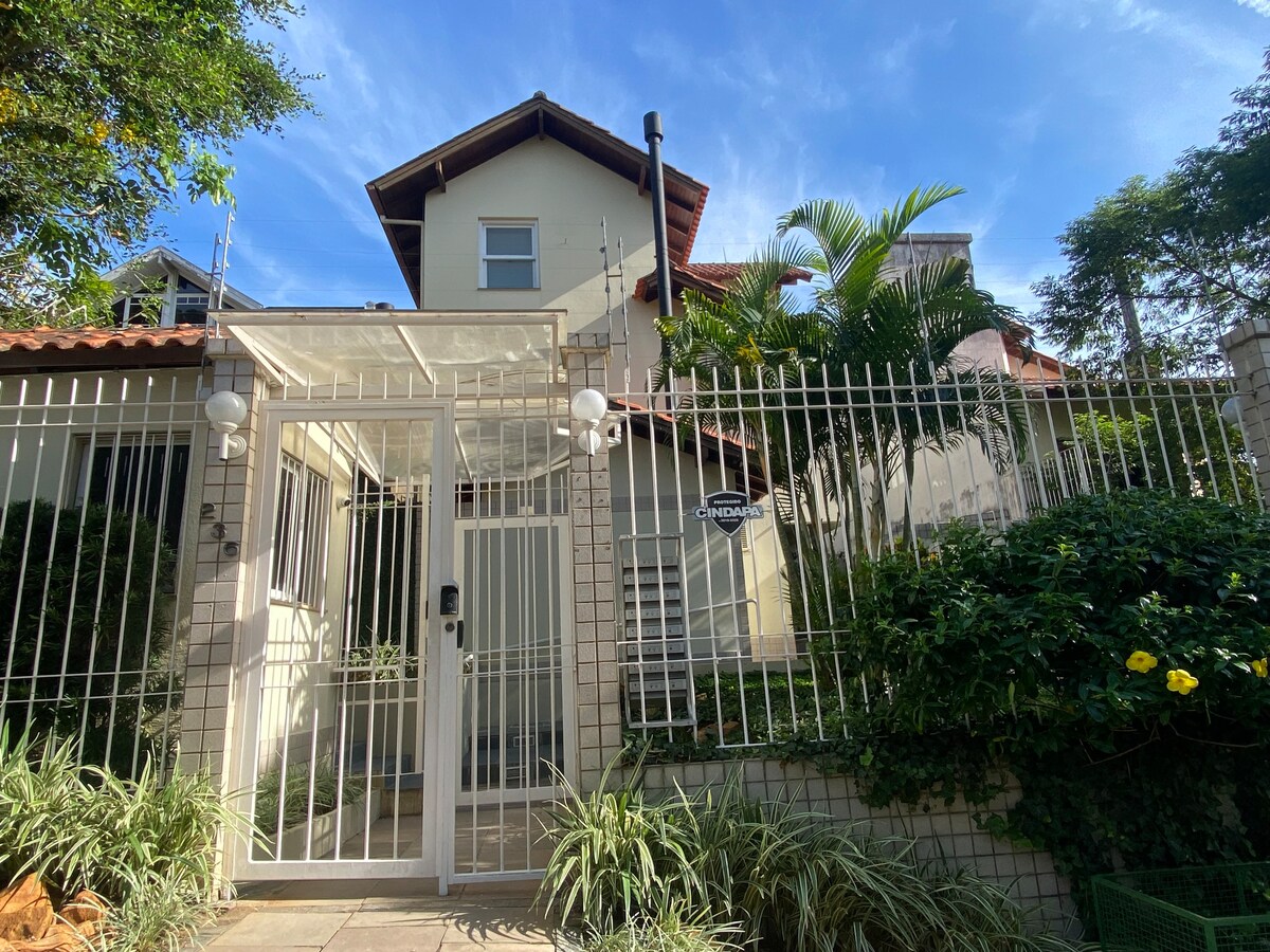 Casa ampla em condomínio fechado