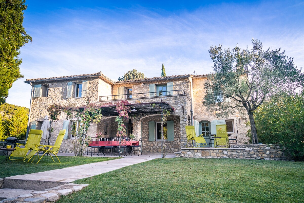 Spacious Provence villa in 4 hectares of land